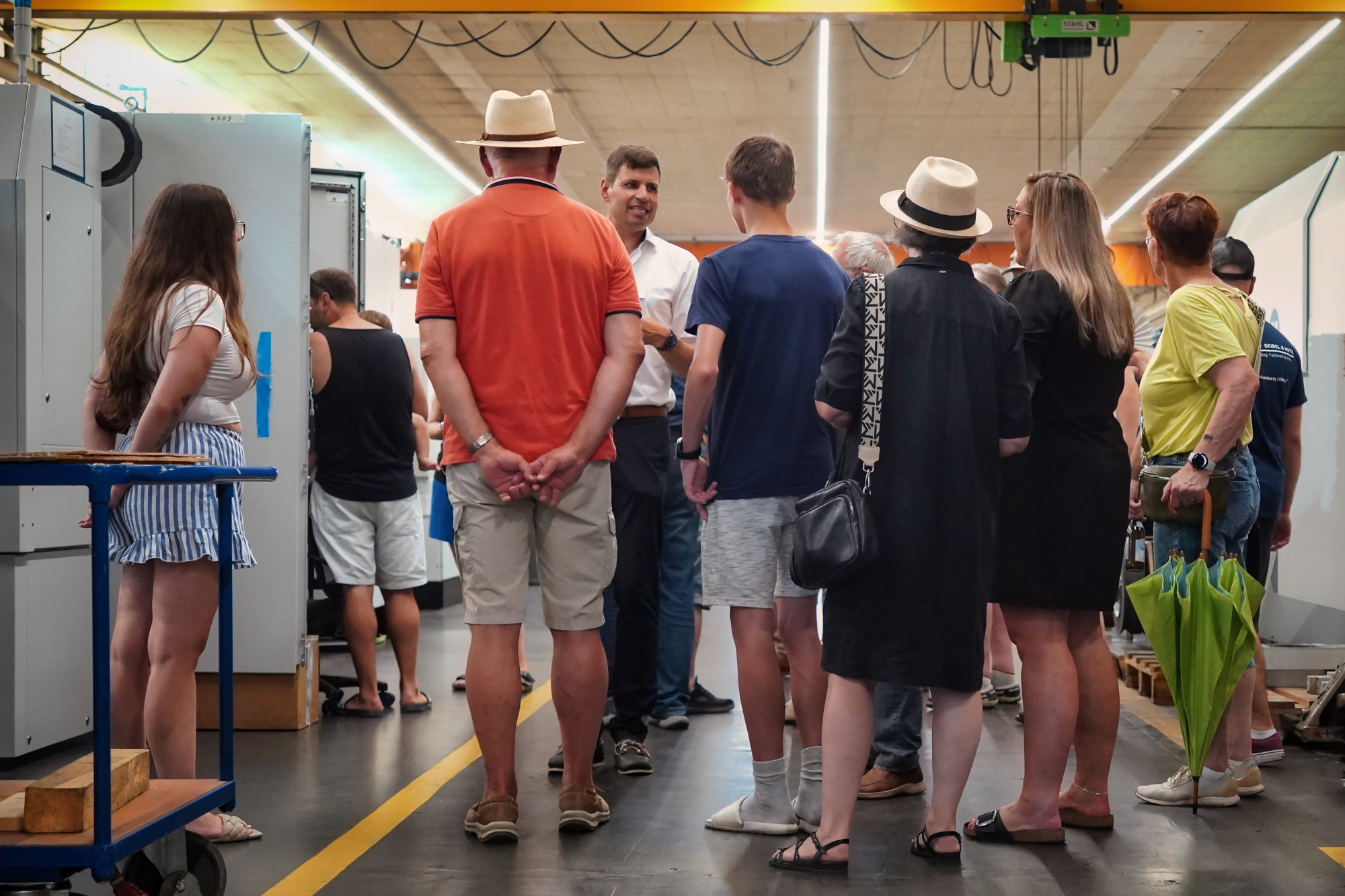 Besuchergruppe bei einer Führung durch die Hallen
