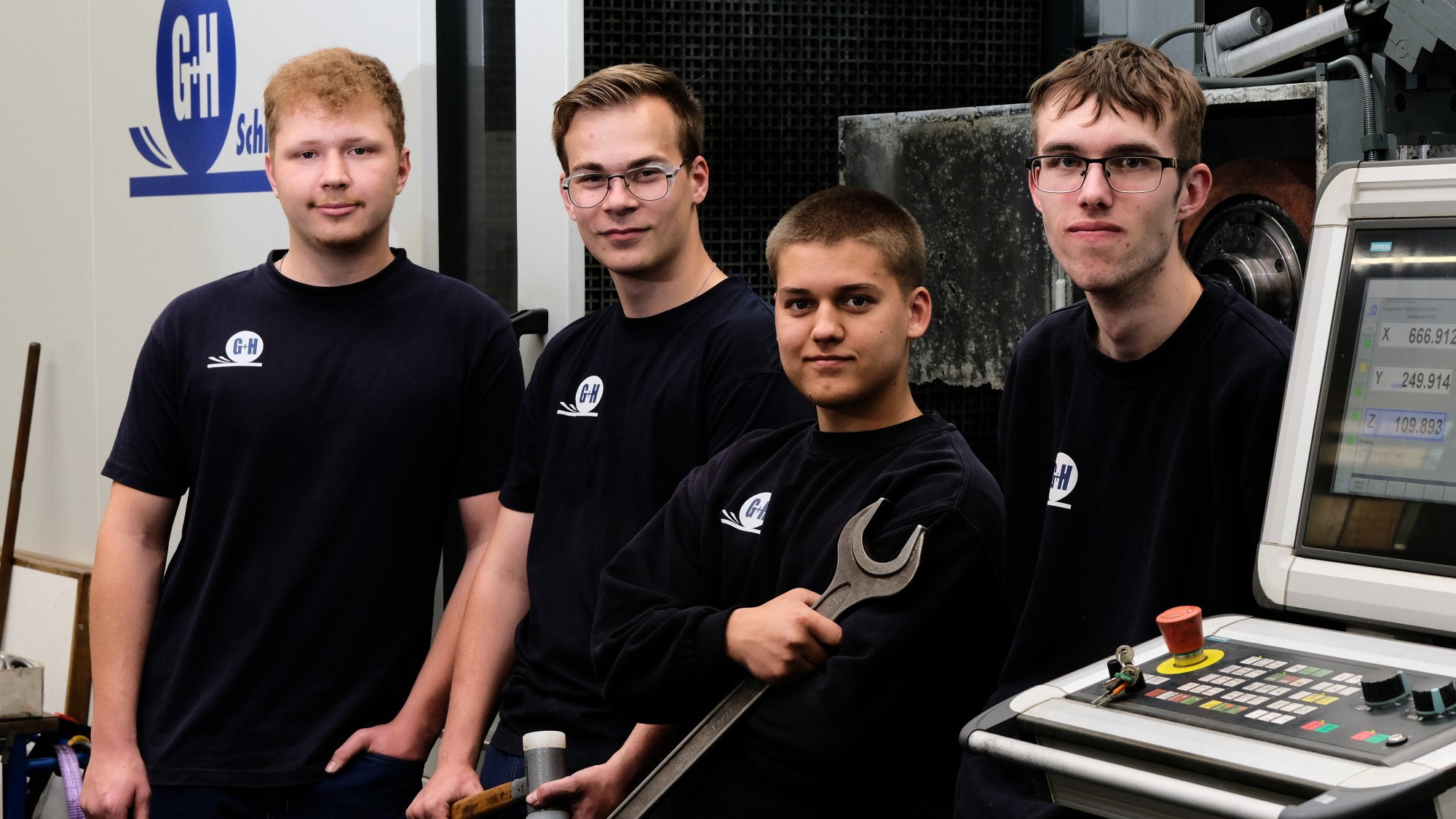 Vier Auszubildende zum Industriemechaniker