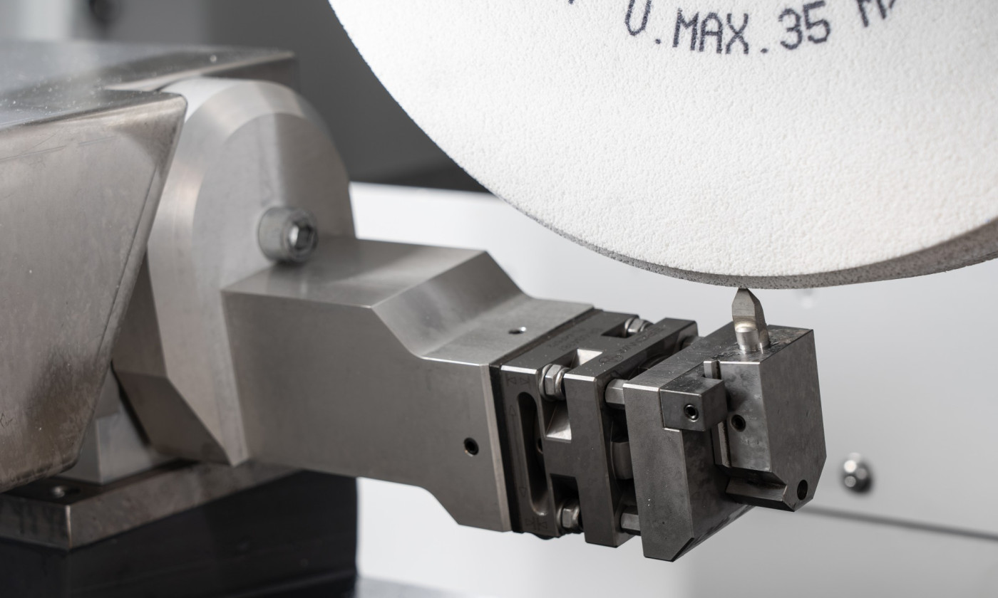 Schwenkabrichter mit Formdiamant in FS X20 Z CNC  