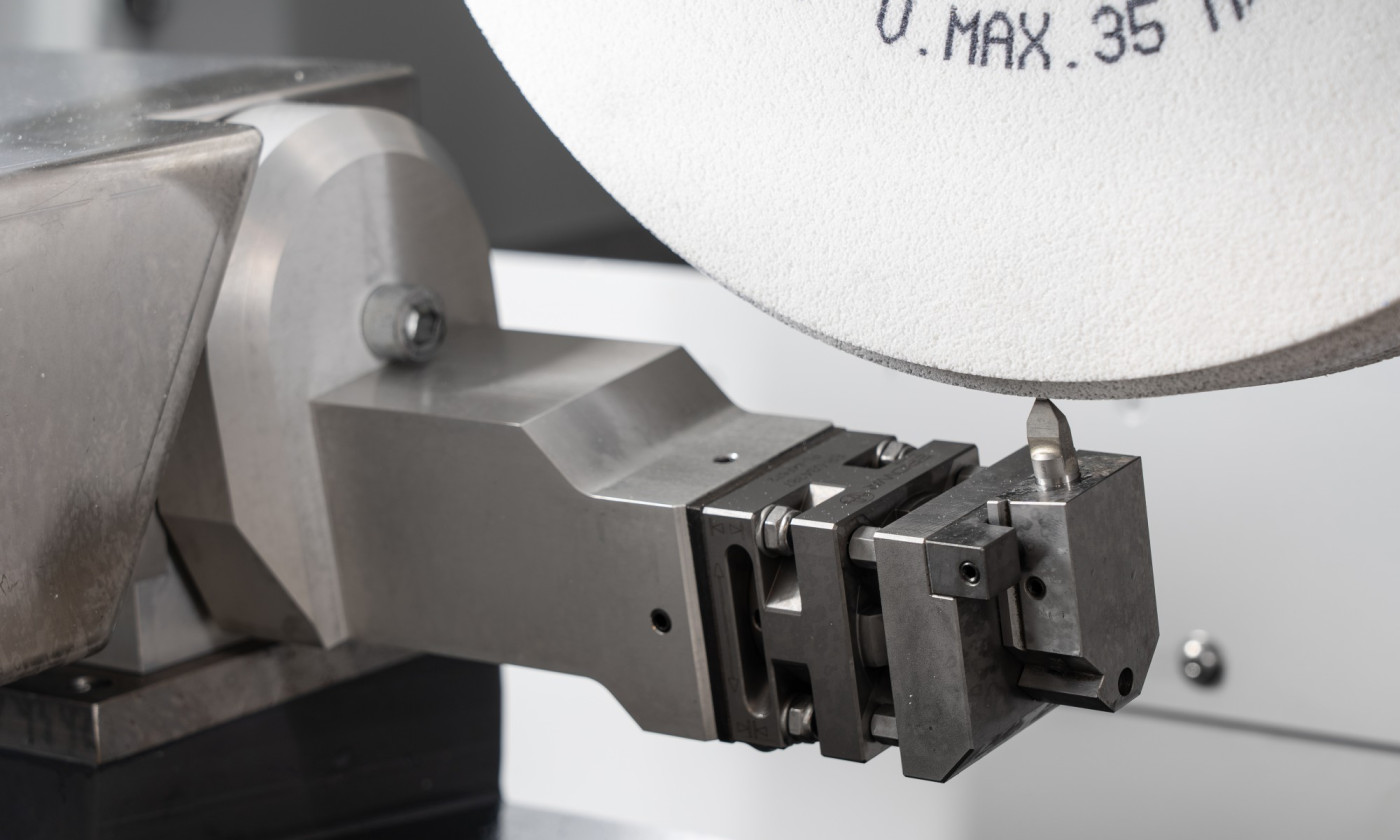 Schwenkabrichter mit Formdiamant in FS X60 GT CNC