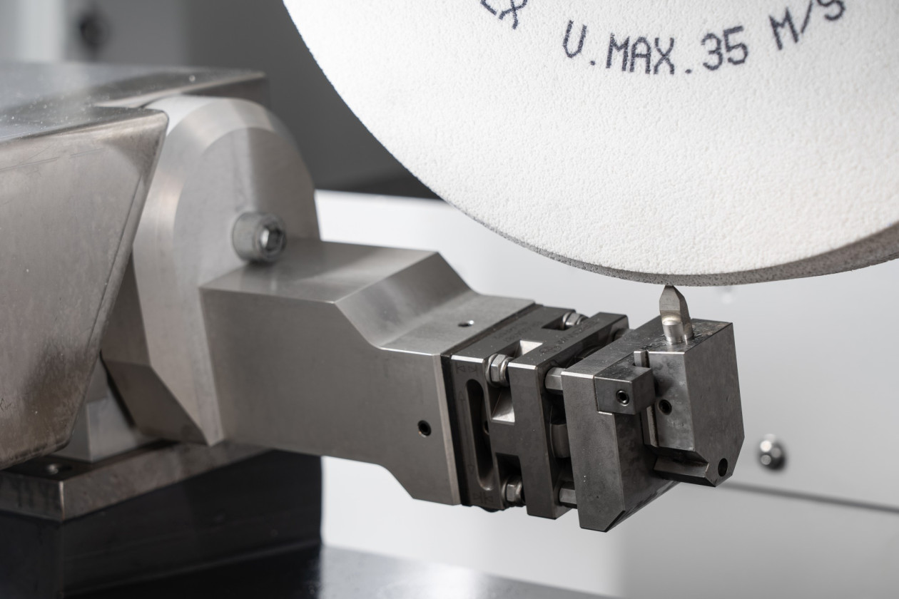 Schwenkabrichter mit Formdiamant in FS X80 GT CNC