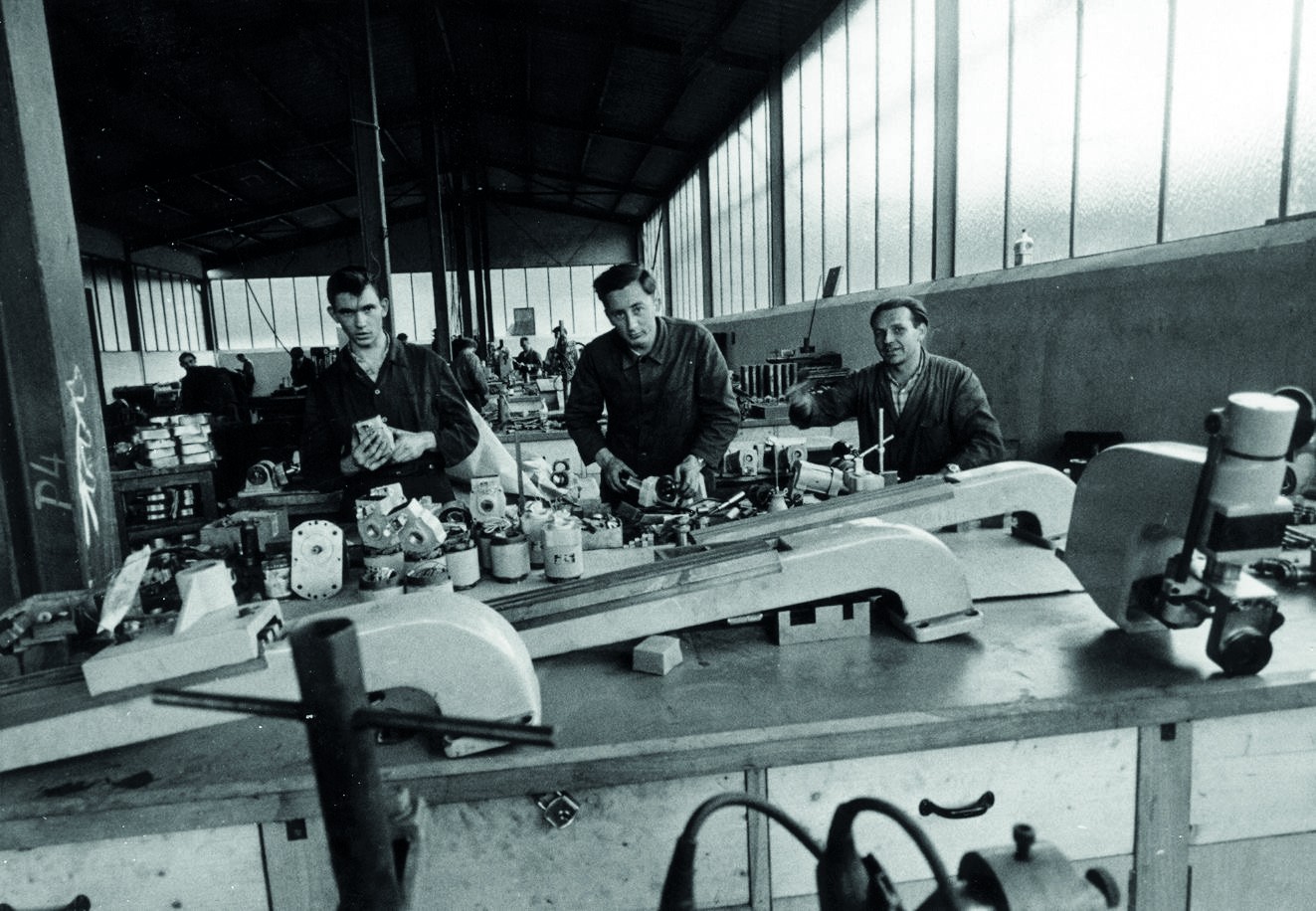 Mitarbeiter in der Fertigungshalle im Jahr 1959